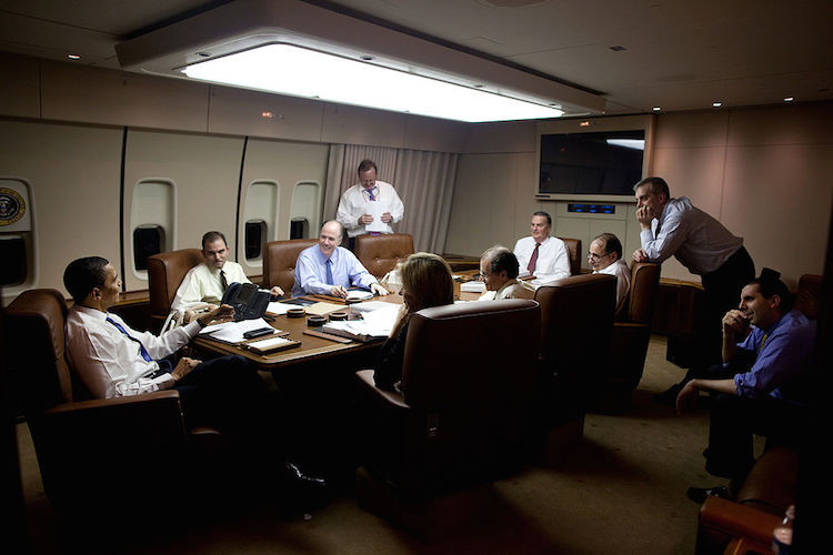 Barack_Obama_with_his_staff_in_the_meeting_room_of_Air_Force_One